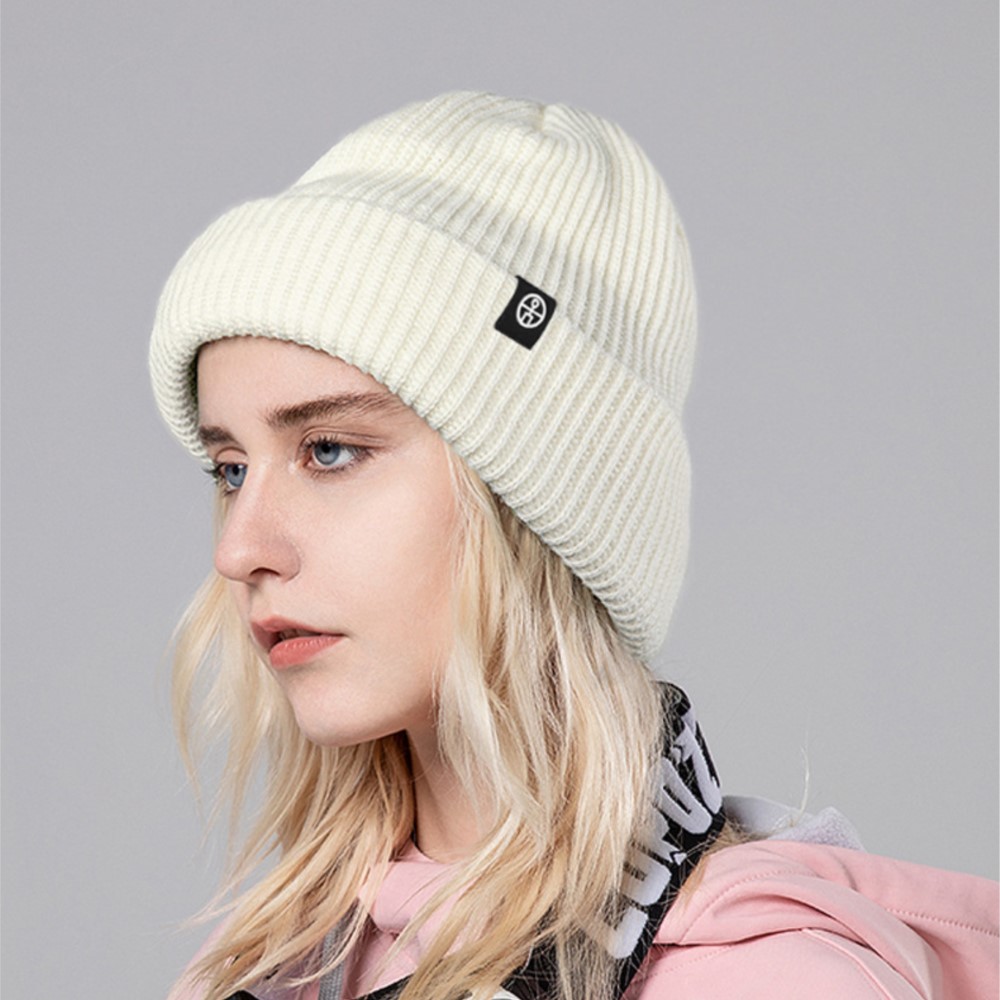 Beanie Cuffed Knit - 普段使いに最適な、袖口付きのニット帽。冬用の帽子で、女性向け。防寒性、防風性に優れ、柔らかい素材で暖かく、裏地も暖かい。クラシックなスタイルで、新入荷商品。