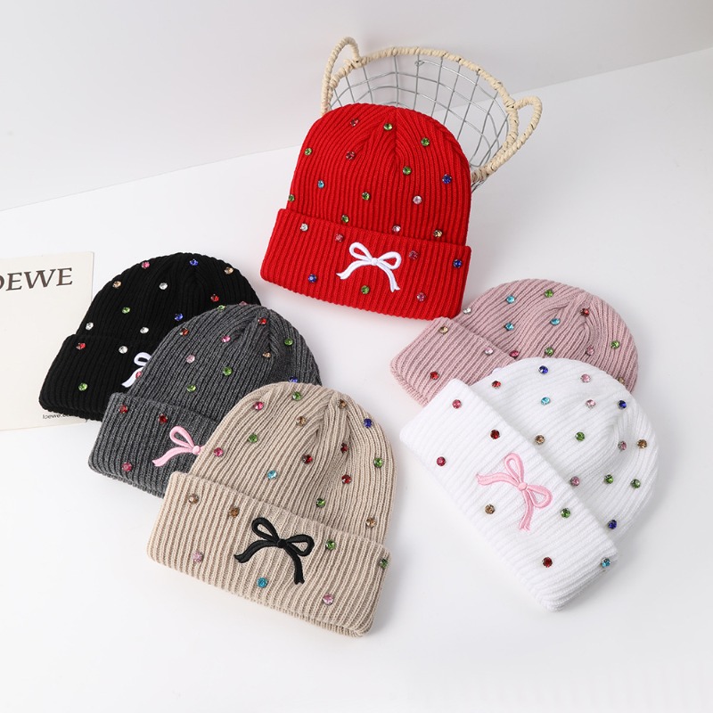 Beanie Cuffed Knit - 女性用ニットビーニーハット、光沢のあるラインストーンとリボン刺繍付き、カフ付きの暖かい冬用帽子、日常の外出に適した伸縮性のあるヘッドウェア